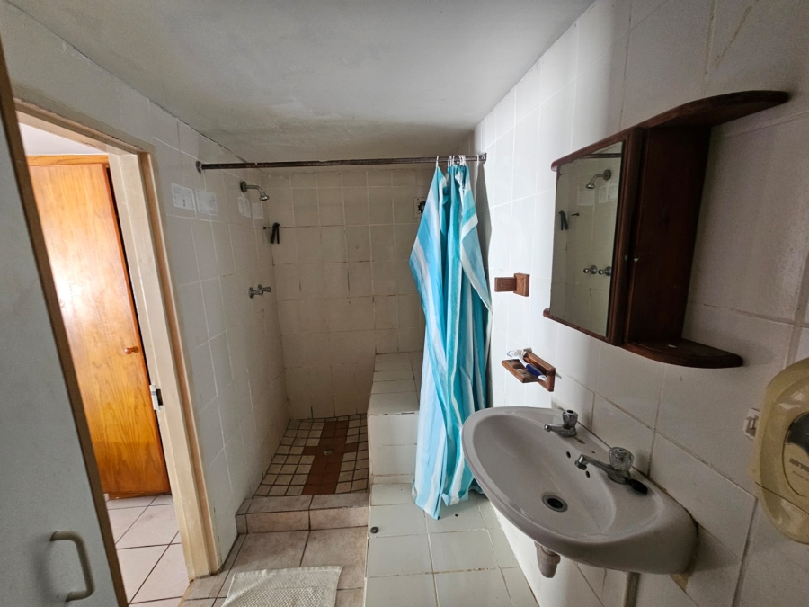 To Let 6 Bedroom Property for Rent in Loevenstein Western Cape